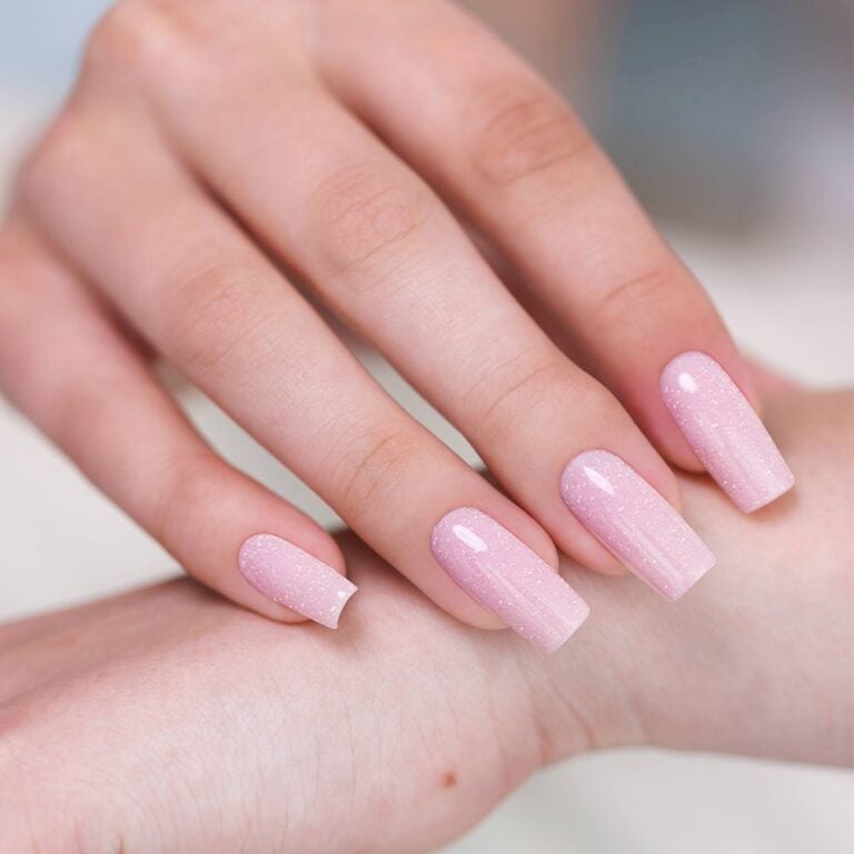 Voorbeeld van de fast gel pink charm op nagels